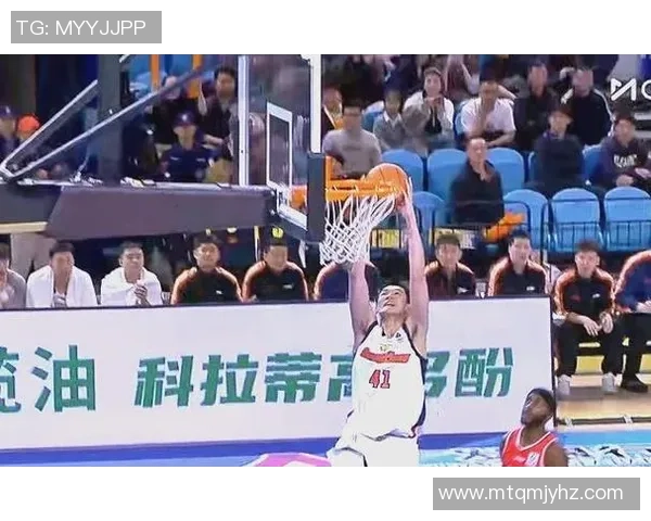 赛后分析广州篮球队与武汉篮球队的团队协作表现与战术执行情况