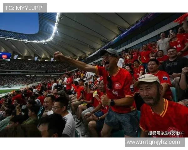 足球明星意外摔倒瞬间视频引发热议球迷纷纷评论反应不一